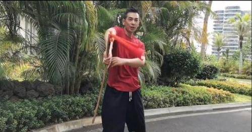 显得 赵文卓不愧是“最帅法海”，穿红T恤配黑中裤，尽显成熟硬汉身材