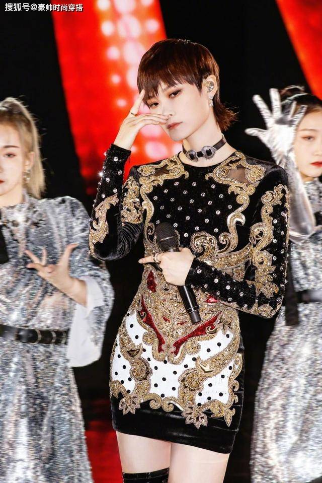 好身材 李宇春黑西服搭白衬衫，瞬间拥有直角肩，帅酷时尚感超强