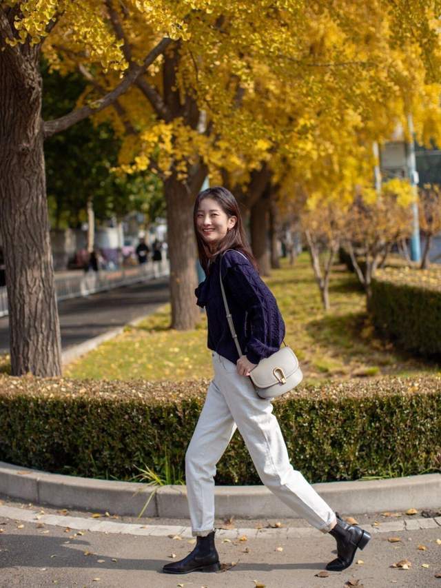 整体 秋冬怎么穿出优雅的气质感？碎花裙+紫色大衣，时髦又不失女人味