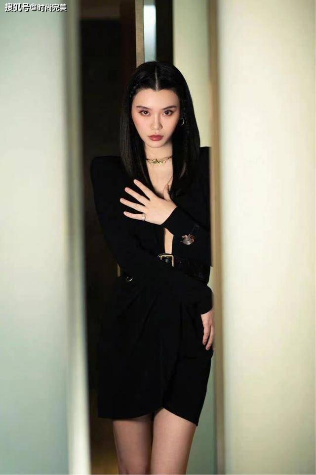 原创奚梦瑶状态不错黑色长裙搭镂空长靴时髦又大气