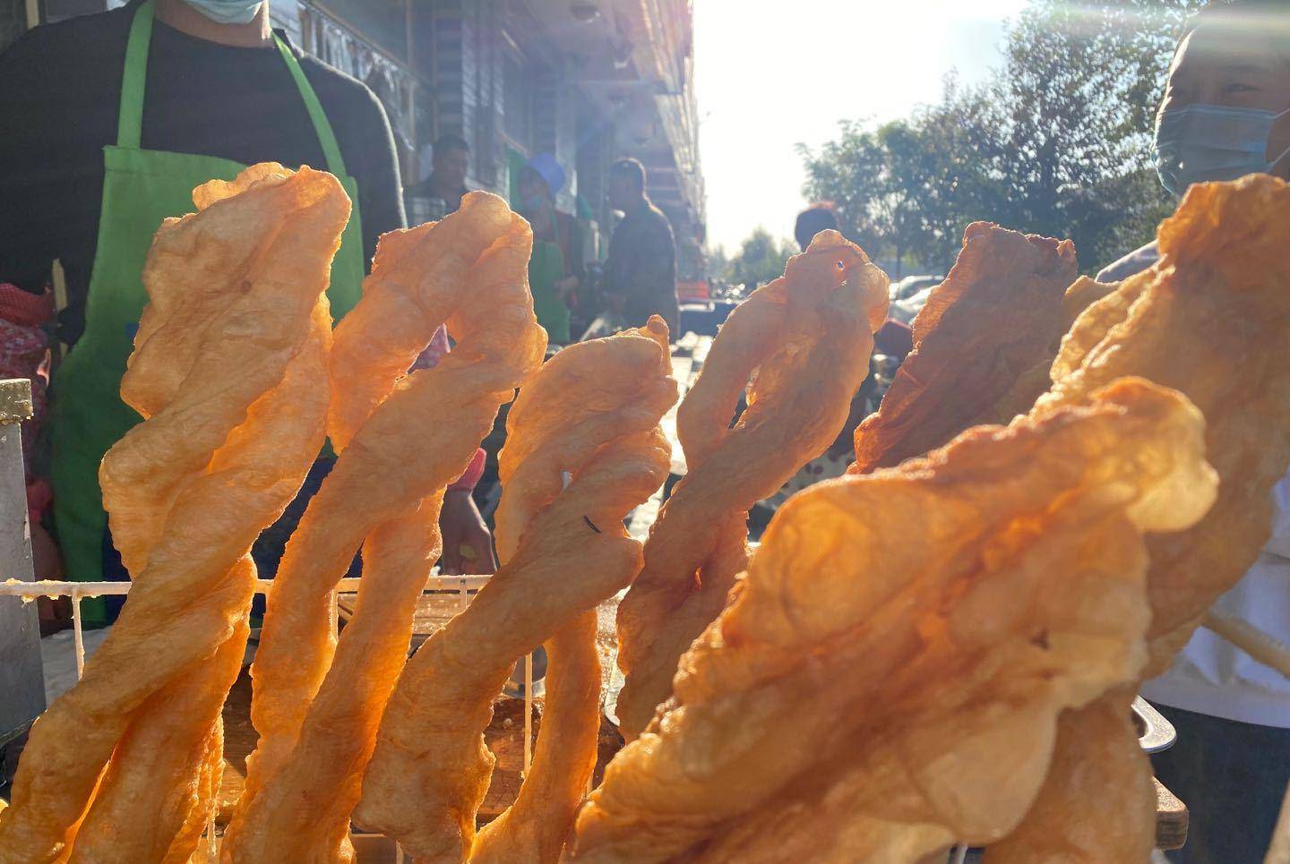 食欲|宁夏早餐店油条,空心酥脆,形状和麻花一样个性,配上豆腐脑美味