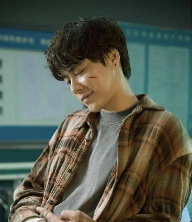 因为|李易峰：不输别人的颜值，赢了自己的实力