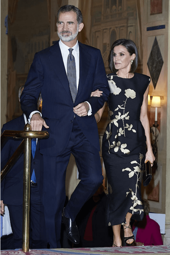 显得 别再说印花裙土了，西班牙王后穿起来优雅又时髦，看着一点都不丑