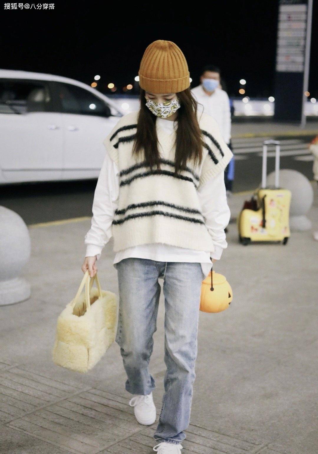 白卫衣 徐璐私服太时尚,白卫衣配牛仔裤都如此时髦,看起来像18岁的少女