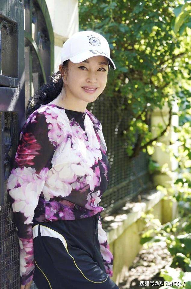 图案 刘晓庆穿一身修身连衣裙,把“大花”衣服,搭出时尚大气感