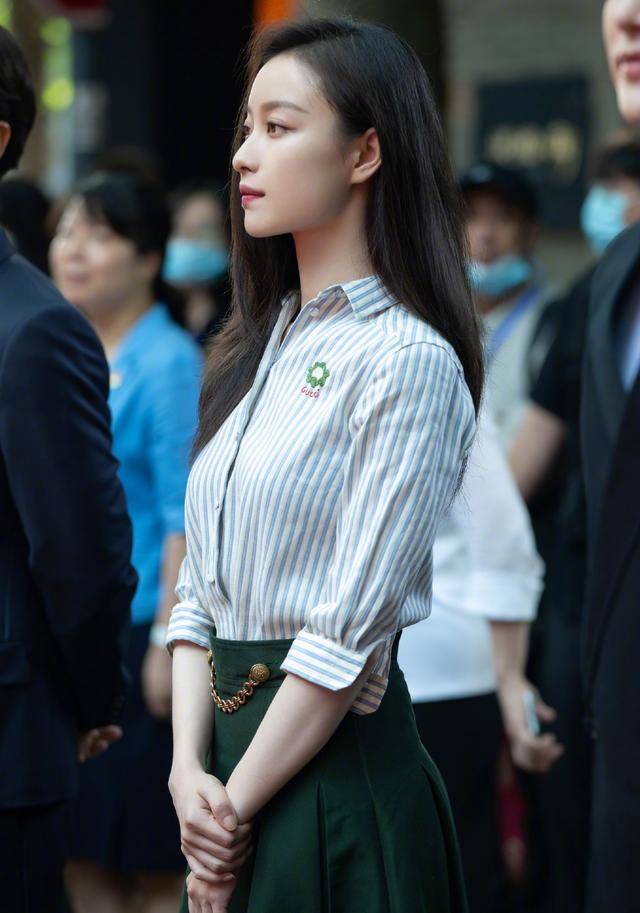 大气 倪妮的高级感真不是吹的!条纹衬衫搭配半身裙优雅利落,摩登精致