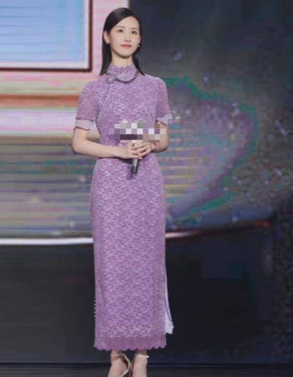 长发 陈都灵旗袍造型太惊艳！长发披肩五官清丽惹人怜，自曝体重引热议