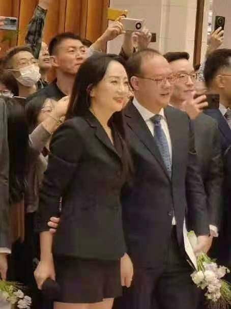 名媛 孟晚舟回国后风格大变！穿着保守随意不像顶级名媛，状态重回巅峰