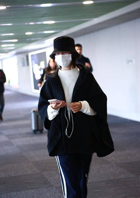 显得 谢娜这一身好显瘦，穿斗篷外套搭运动裤，时髦也很显气质！