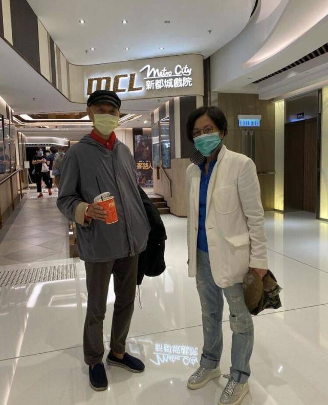 紫色汪明荃跟粉丝合影，脸色枯黄难掩老态，但原生态的74岁还很漂亮！