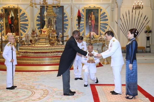 颜色 43岁苏提达穿蓝衣甘愿当花瓶！半蹲礼风情万种，撞衫帕公主竟不输