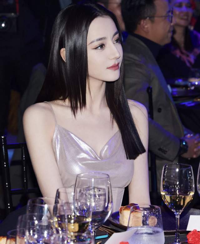 双颖“黑长直”惊艳众人的12位女星，双颖甜美娜扎性感，王祖贤难超越