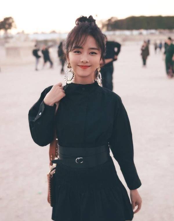 显得 谭松韵的初恋脸太有感了,解锁轻熟少女风,笑起来太迷人了!