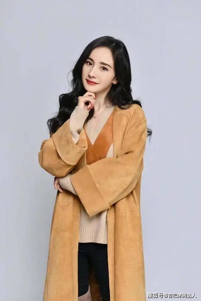 显得 秋冬外套里面穿什么？参考这几款经典内搭，减龄温柔又显高级