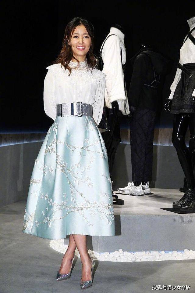 感觉 林心如在台北出席活动，白衬衫搭红色蓬蓬长裙，腰却瘦一圈