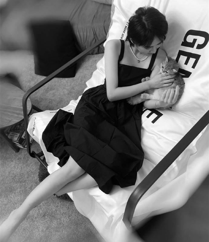 名媛 真搞不懂姚安娜，放着名媛礼服不穿，非要学女团穿露腰装，也挺美？