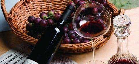 睡眠|为什么女明星喜欢喝红酒？睡前喝红酒，到底能给女性带来哪些好处