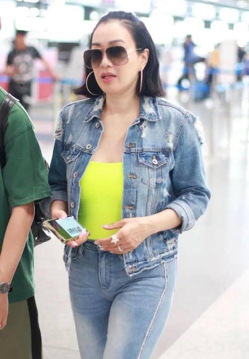 荧光 钟丽缇50岁也能美成少女!荧光绿吊带搭一身牛仔套装,巨时髦减龄