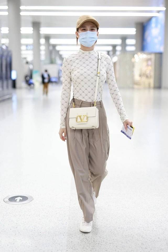 真名 何超莲才是真名媛，紧身上衣+阔腿裤好精致，秀出了身材还显高级