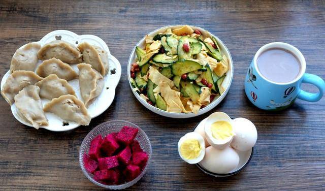 做法|全职妈妈周末也不闲着,一家四口人的早餐,做法简单,营养也不差