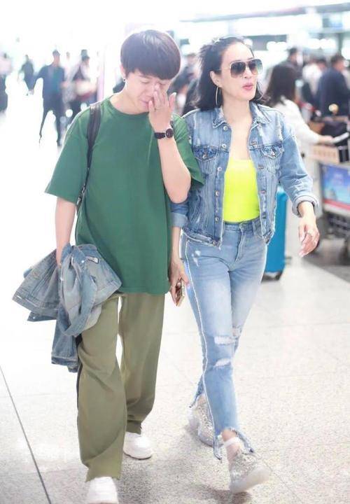 荧光 钟丽缇50岁也能美成少女!荧光绿吊带搭一身牛仔套装,巨时髦减龄