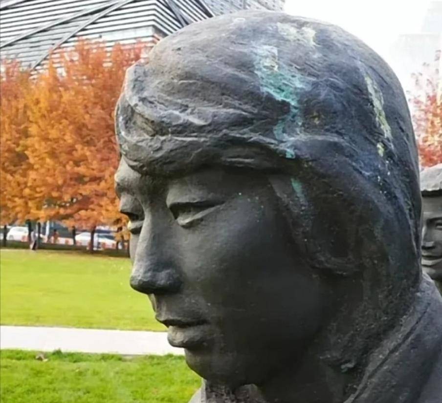 原创过激国足主帅李铁头像被喷油漆