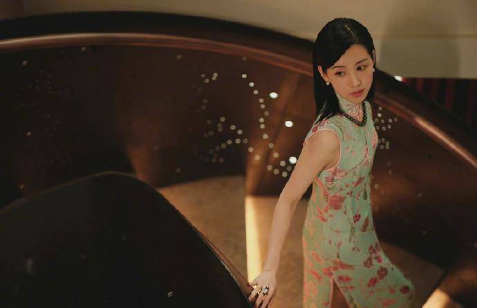 长发 陈都灵旗袍造型太惊艳！长发披肩五官清丽惹人怜，自曝体重引热议