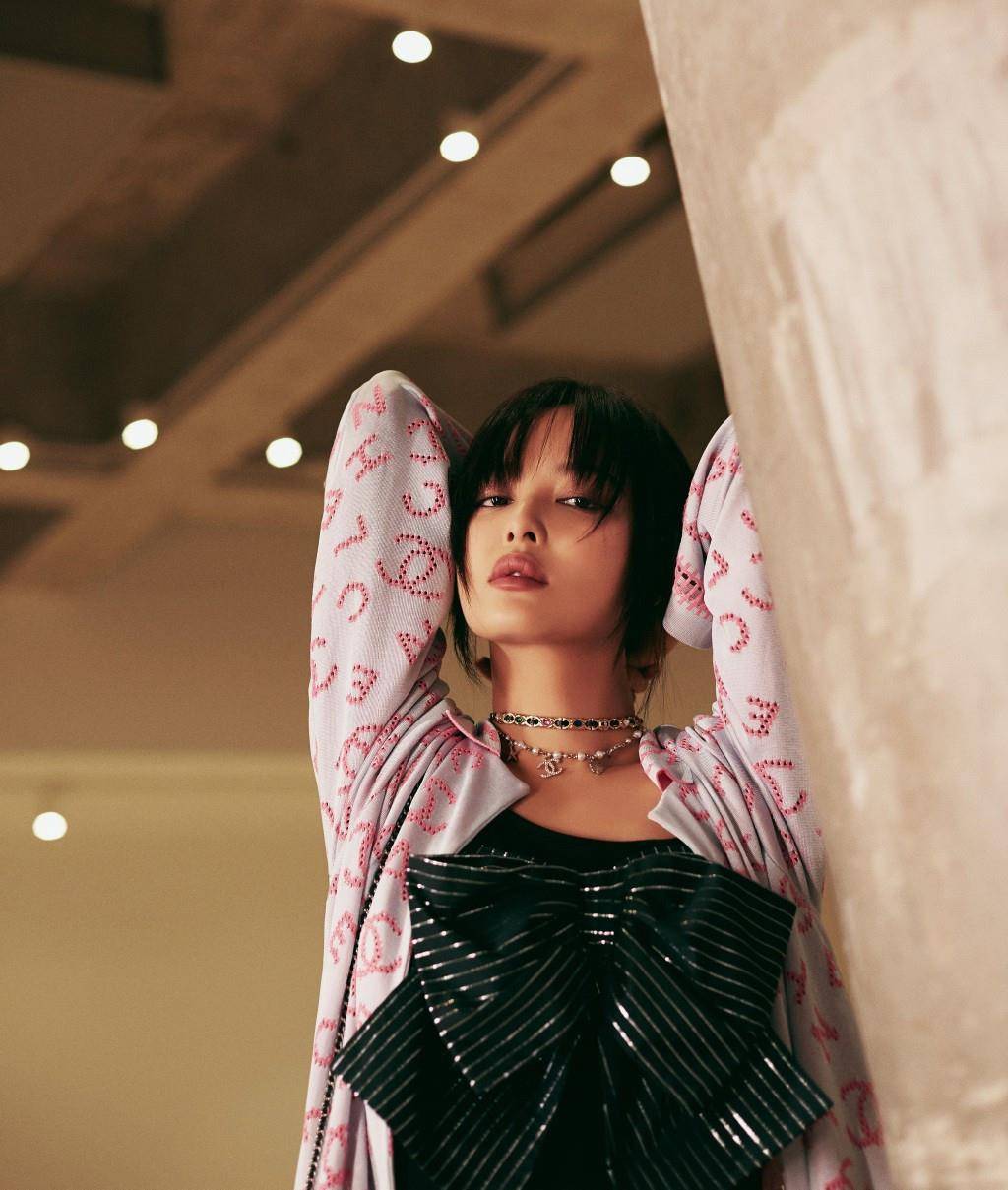 开衩 辛芷蕾厉害，4万4的皮裤开衩到大腿，配蝴蝶结内搭霸气不失甜美