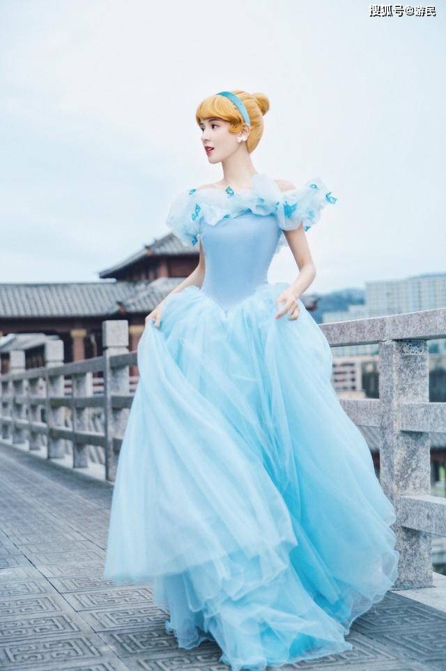 张予曦 张予曦自带少女气息，天蓝色公主裙上身太俏皮，甜美又可爱