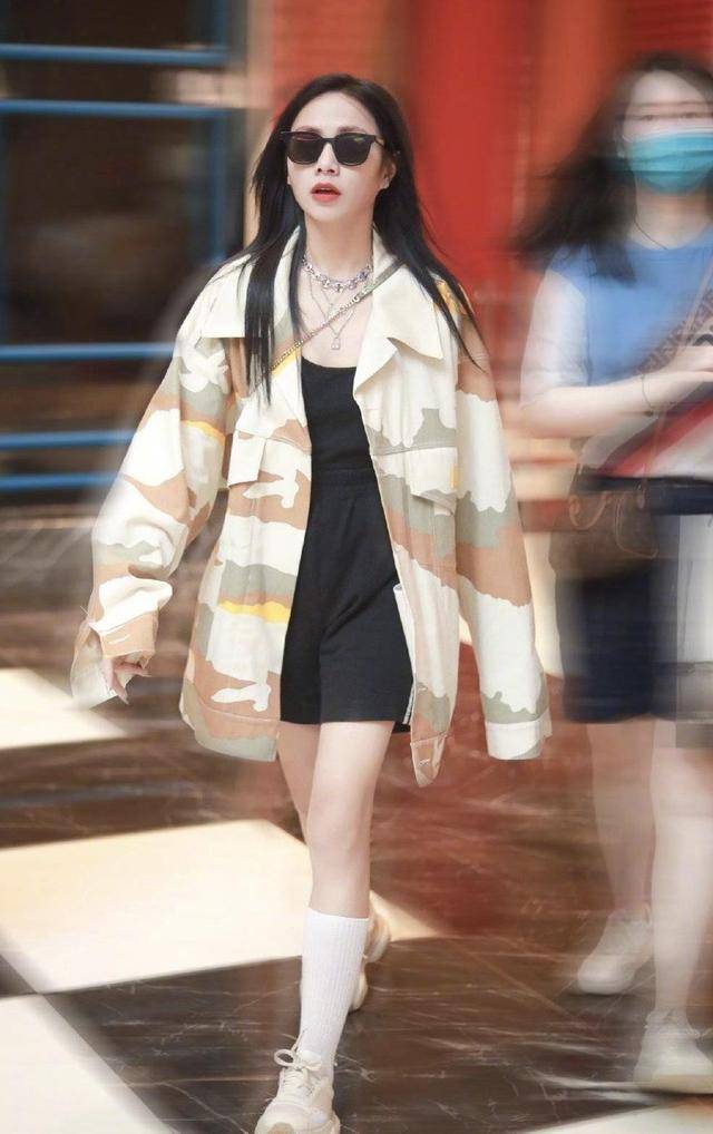 设计 谢可寅又不好好穿衣，穿露腰装秀身材，背带裤只扣半边好个性