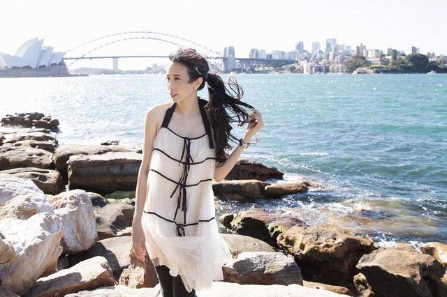 身材 莫文蔚不愧是“腿精”！连衣裙配黑色打底裤，“小鸟腿”好惊艳