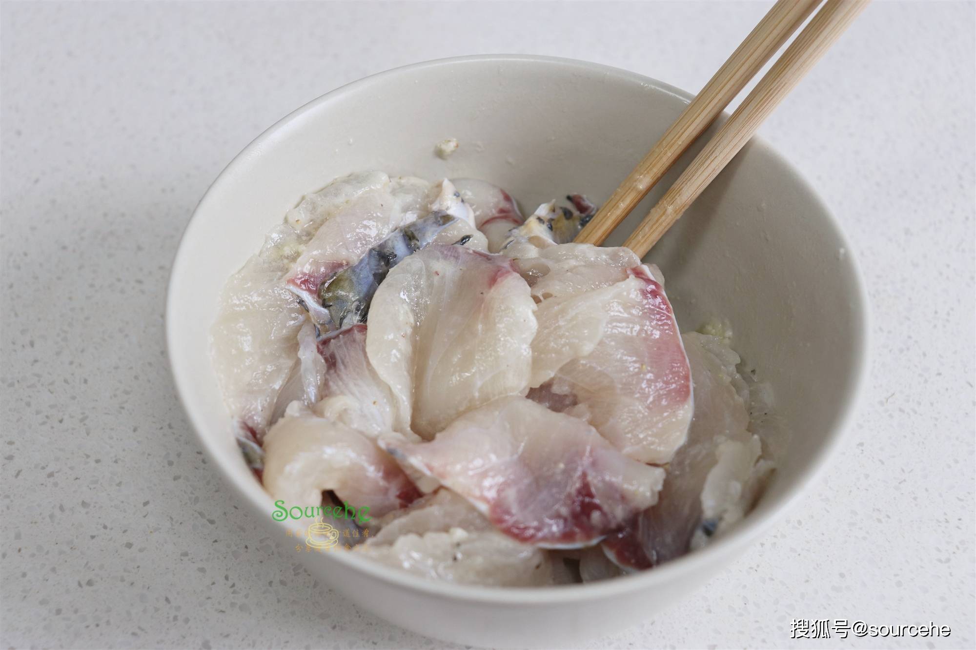 煮酸菜鱼时加几粒青花椒，鱼肉鲜嫩无腥味，连汤汁拌饭都很好吃！_鱼片 