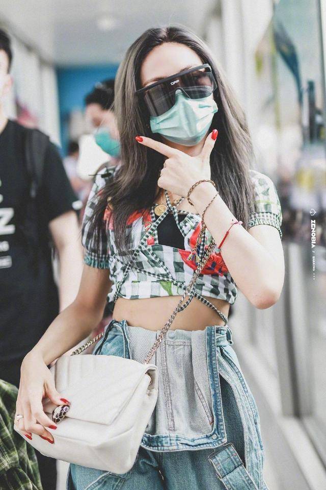 设计 谢可寅又不好好穿衣，穿露腰装秀身材，背带裤只扣半边好个性