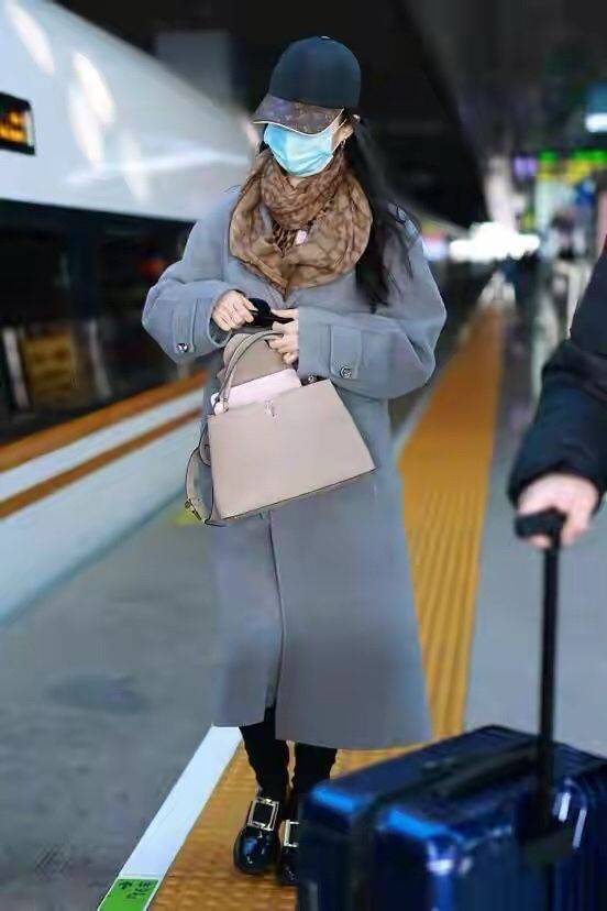 原创刘亦菲用脸撑起衣服老气羽绒服也穿得清新脱俗这气质不得不服