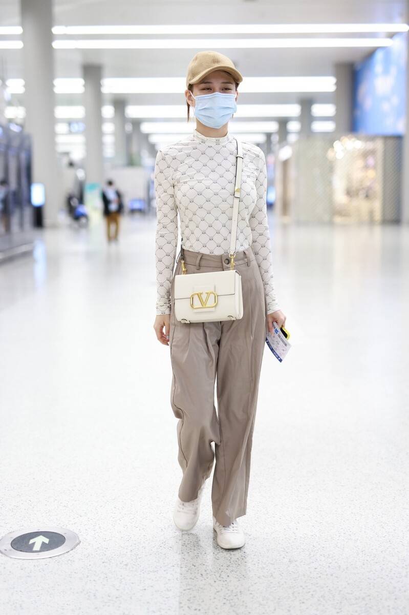 真名 何超莲才是真名媛，紧身上衣+阔腿裤好精致，秀出了身材还显高级