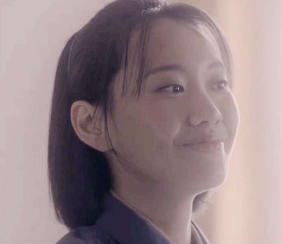 角色|闫妮当了17年的单亲妈妈，把女儿带进演艺圈，母女同演《突围》