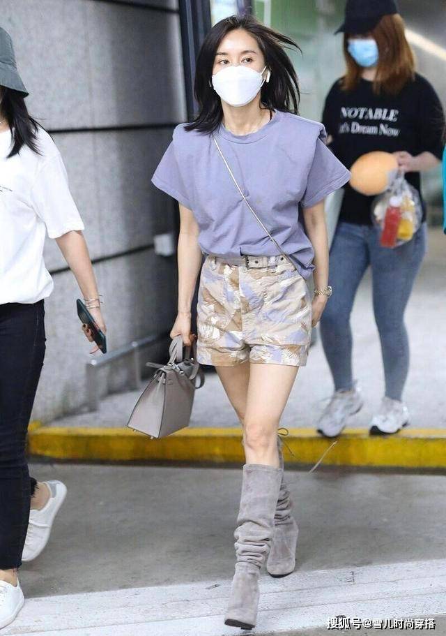 夏天 王子文灵动可爱，白色短袖配半身裙超休闲，大围巾吸睛无疑