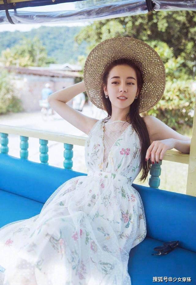 身材 迪丽热巴穿得好休闲，黑白条纹T恤搭配牛仔裤，舒服又自在