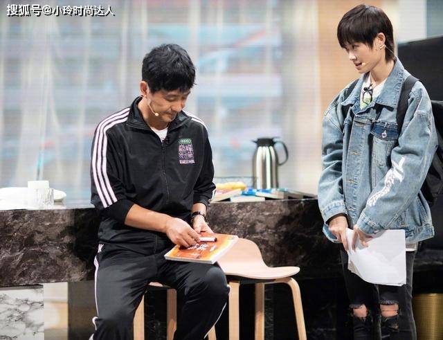 李宇春 李宇春穿一身黑白复古波点装,大方秀出马甲线,洋溢着青春活力