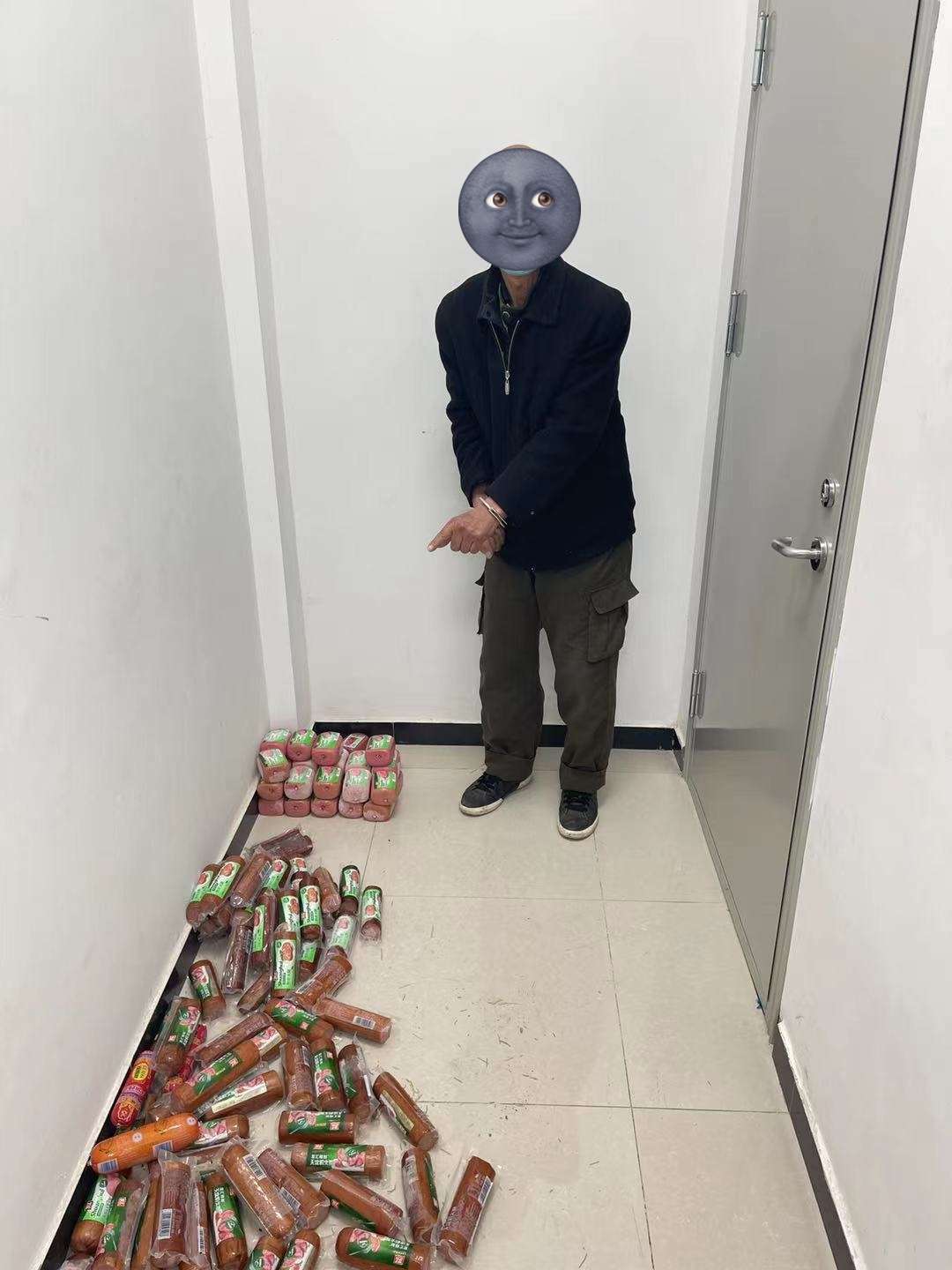 原创一男子一年内在超市偷窃商品上百件超市报警后鄠邑民警迅速侦破