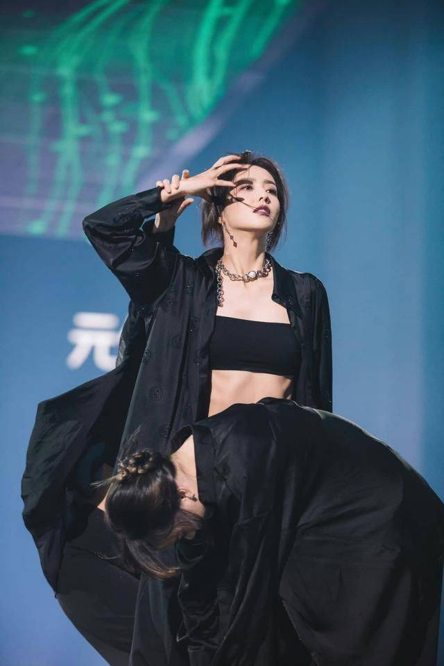 佟丽娅 佟丽娅离婚后开始蜕变,一身女团风造型赤脚热舞,气场都强大不少