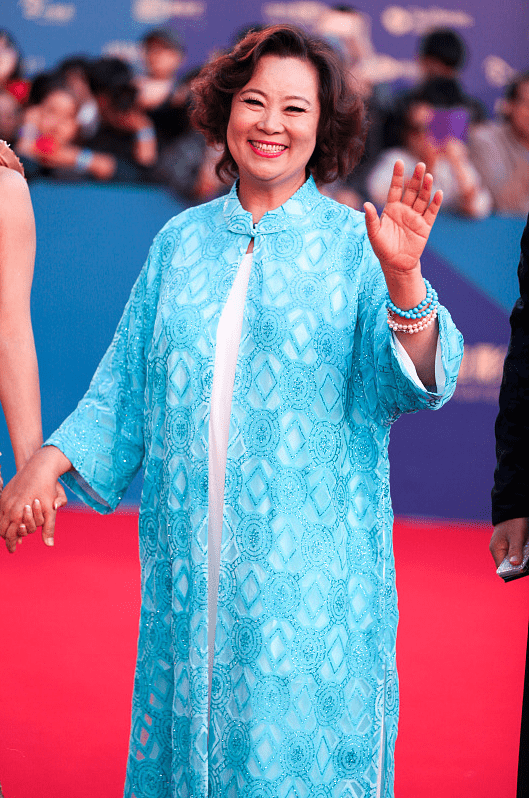 服装 方青卓真是优雅的奶奶，穿亮色服装好年轻，身材胖胖的看着好富态