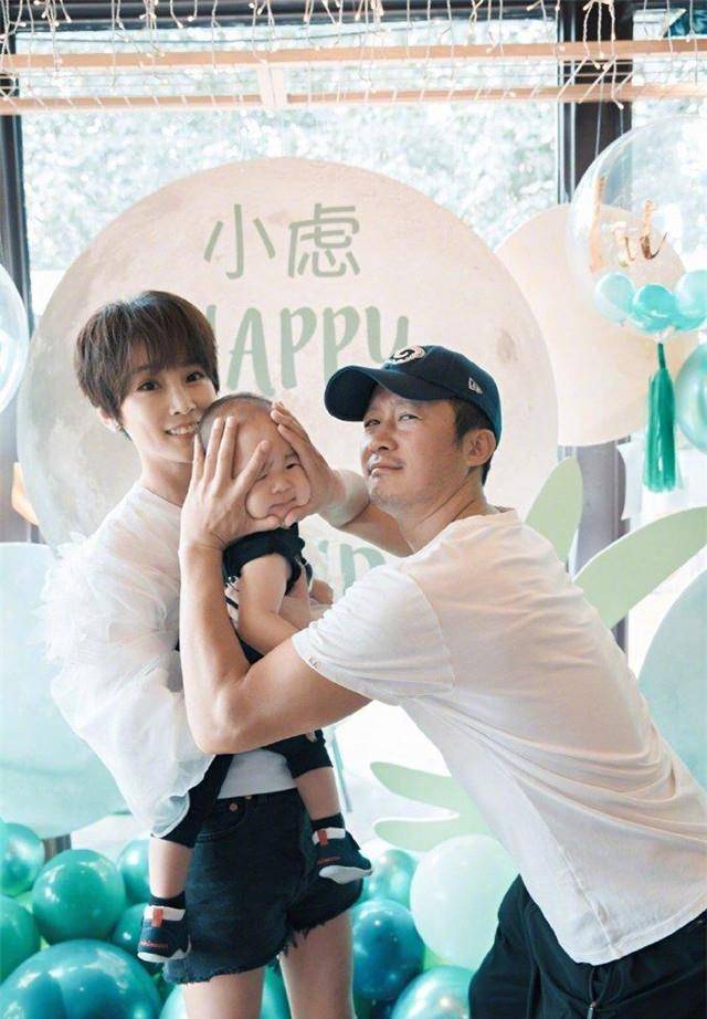 吴京|谢楠带孩子探班吴京，晒一家三口背影照幸福甜蜜