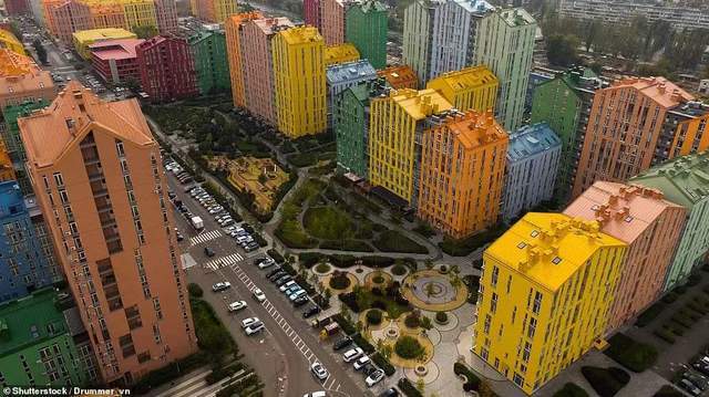 乌克兰五彩缤纷舒适小镇仿佛现实版乐高城市月售两百套房