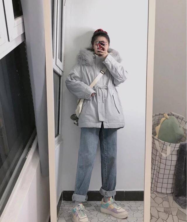 整体 浅色的板鞋,整体颜色都是冷色调,很高冷的搭配