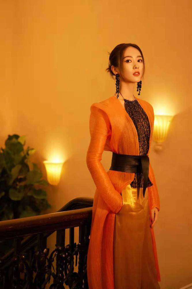 套装 童瑶得奖后越来越会穿,橘色套装配黑肚兜,美得精致又妩媚