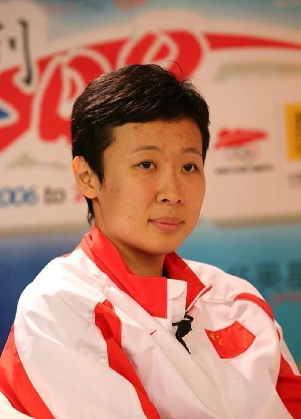 女排二传冯坤,嫁给大12岁的泰国老公,40岁生子,现状如何!_郎平