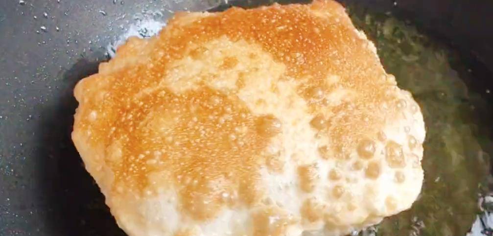 做法|早餐做这个大饼，开水一烫，无添加，15分钟搞定，柔软筋道鼓大泡