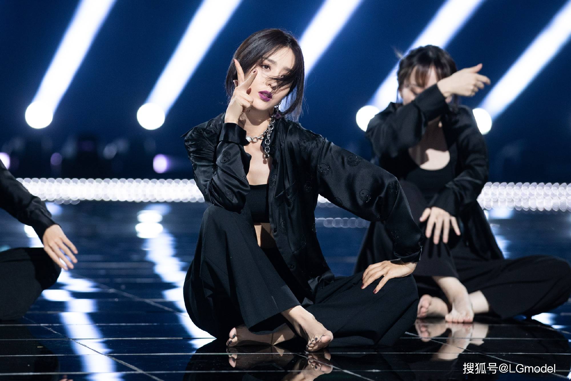 佟丽娅穿西裤热舞!露脐内衣秀出蚂蚁腰,光脚跳舞突破自我_舞蹈