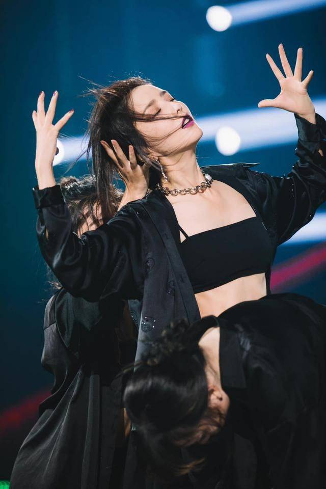 佟丽娅 佟丽娅离婚后开始蜕变,一身女团风造型赤脚热舞,气场都强大不少